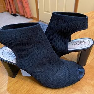 LifeStride Black Peep-toe Aston Sandals